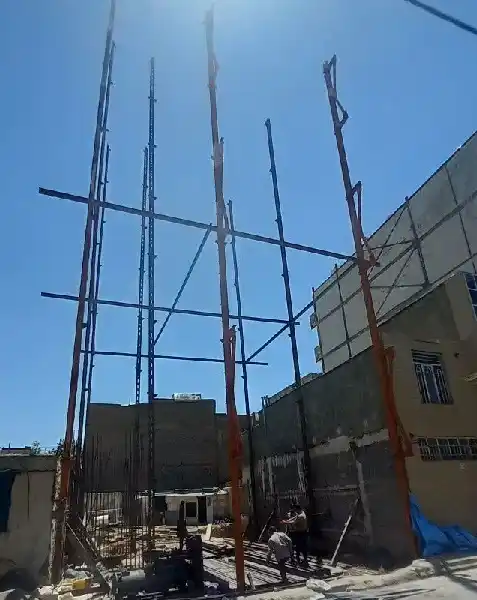 برپایی ستون‌های فلزی پروژه کوشش