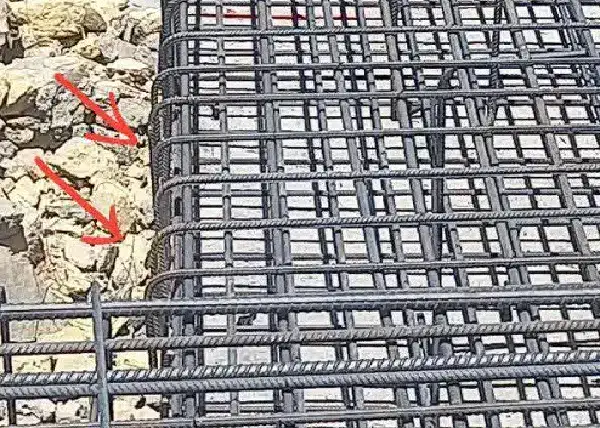 ایرادات اجرایی آرماتوربندی فونداسیون :‌ میلگردهای عرضی فونداسیون باید میلگردهای طولی را در بر گرفته و محصور کند.